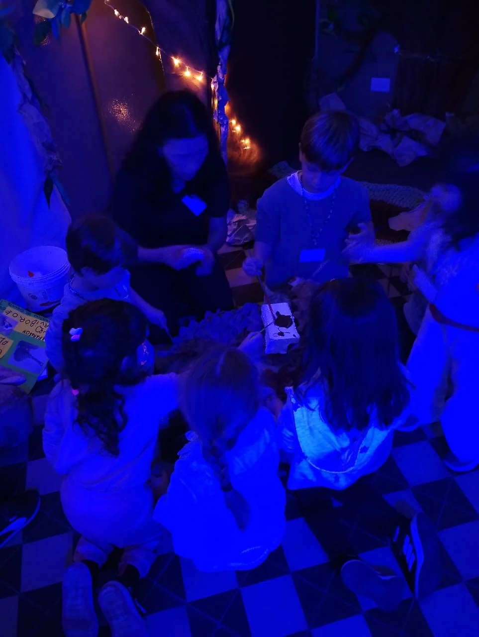 Niñas y niños en una experiencia inmersiva de Mundos Perdidos