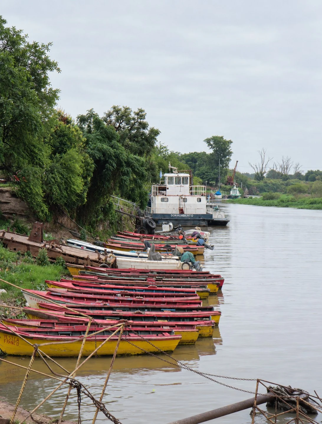 Embarcaciones en el río Paraná en San Nicolás